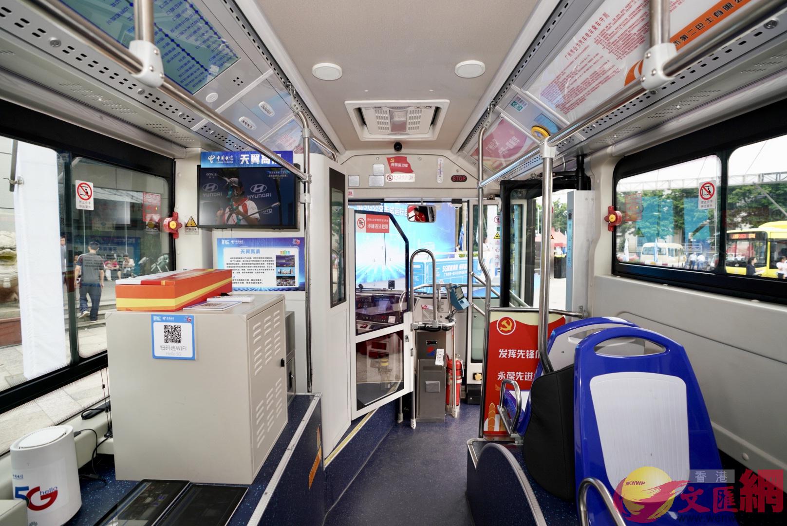 廣州5G公交巴士上安裝的智能調度與視頻錄像一體機A實現全車8路全高清視頻監控]記者 方俊明攝^