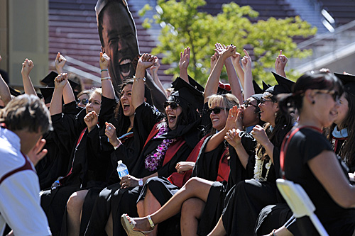 在臨近美國舊金山的斯坦福大學體育場內A學生們在畢業典禮上歡呼C(新華社)