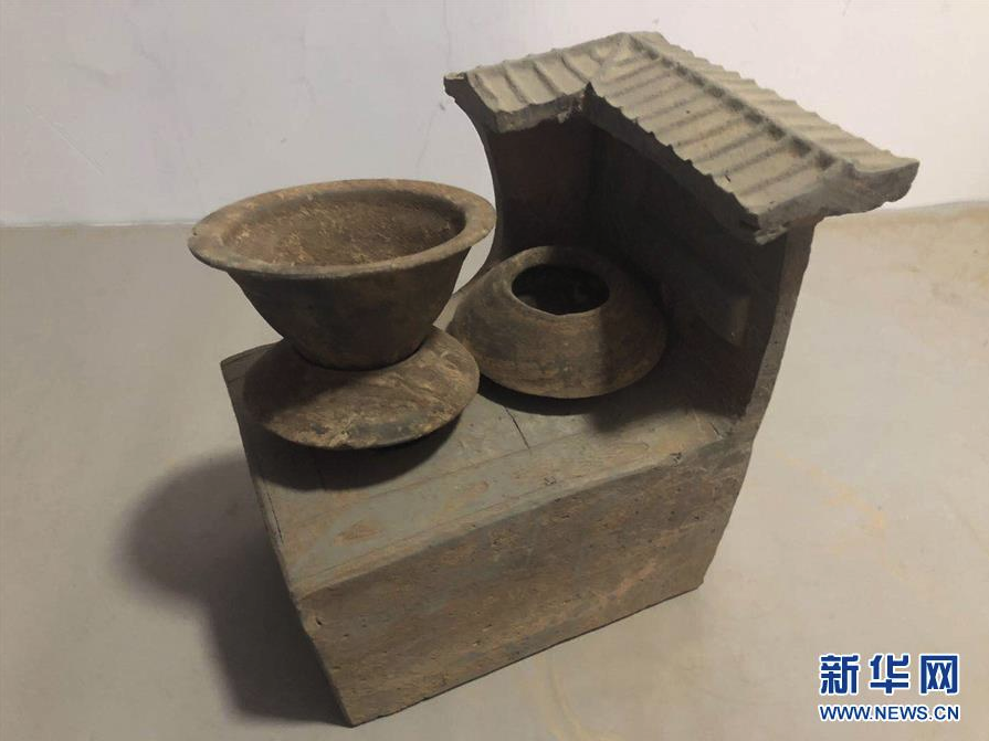 出土的陶灶C]鄭州市文物考古研究院供圖^