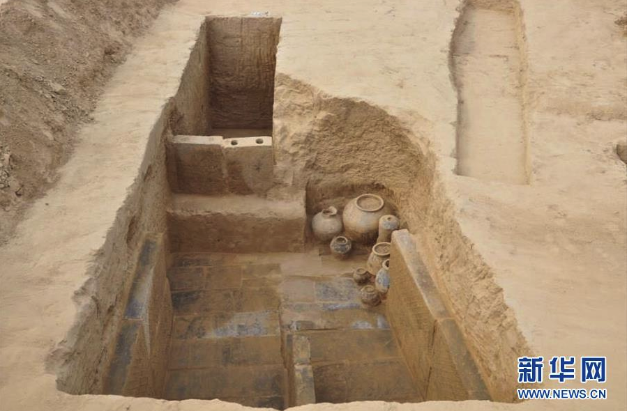 發掘現場清理出的墓葬C]鄭州市文物考古研究院供圖^
