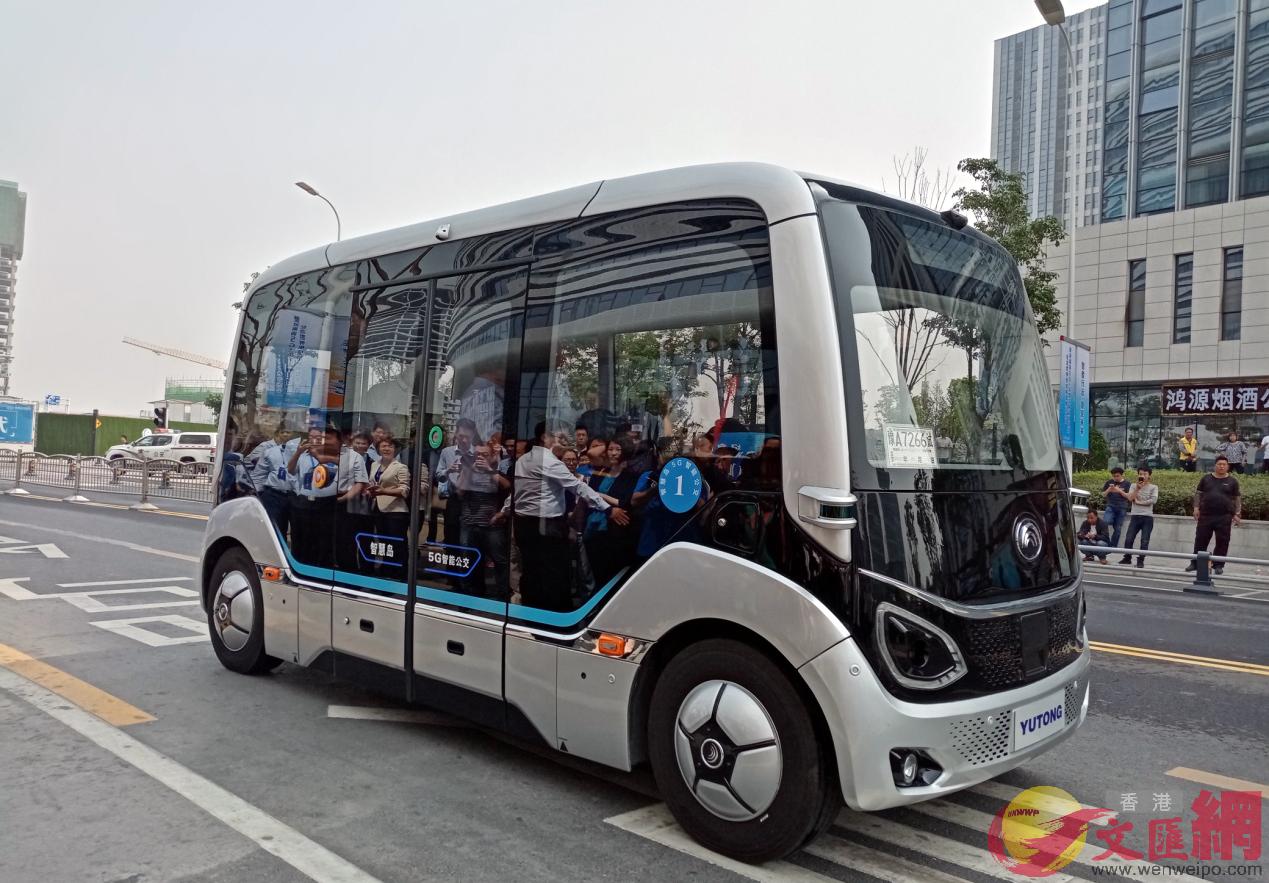 5G無人駕駛公交線路在鄭州啟動(馮雷 攝)