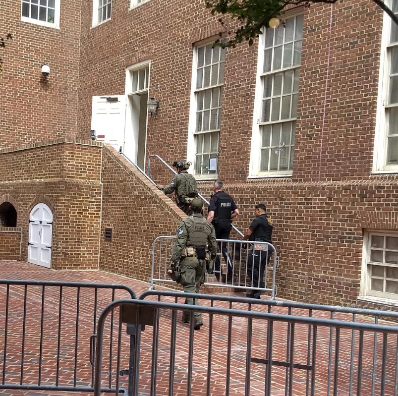 警察進入使館大樓 圖源G推特