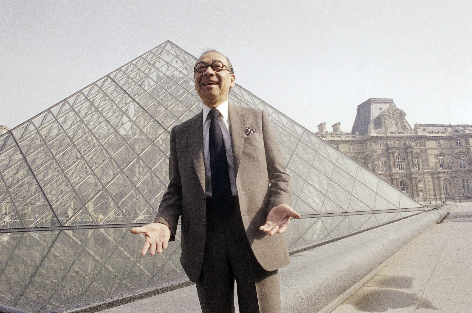 貝聿銘的代表作包括巴黎羅浮宮的玻璃金字塔]美聯社資料圖^
