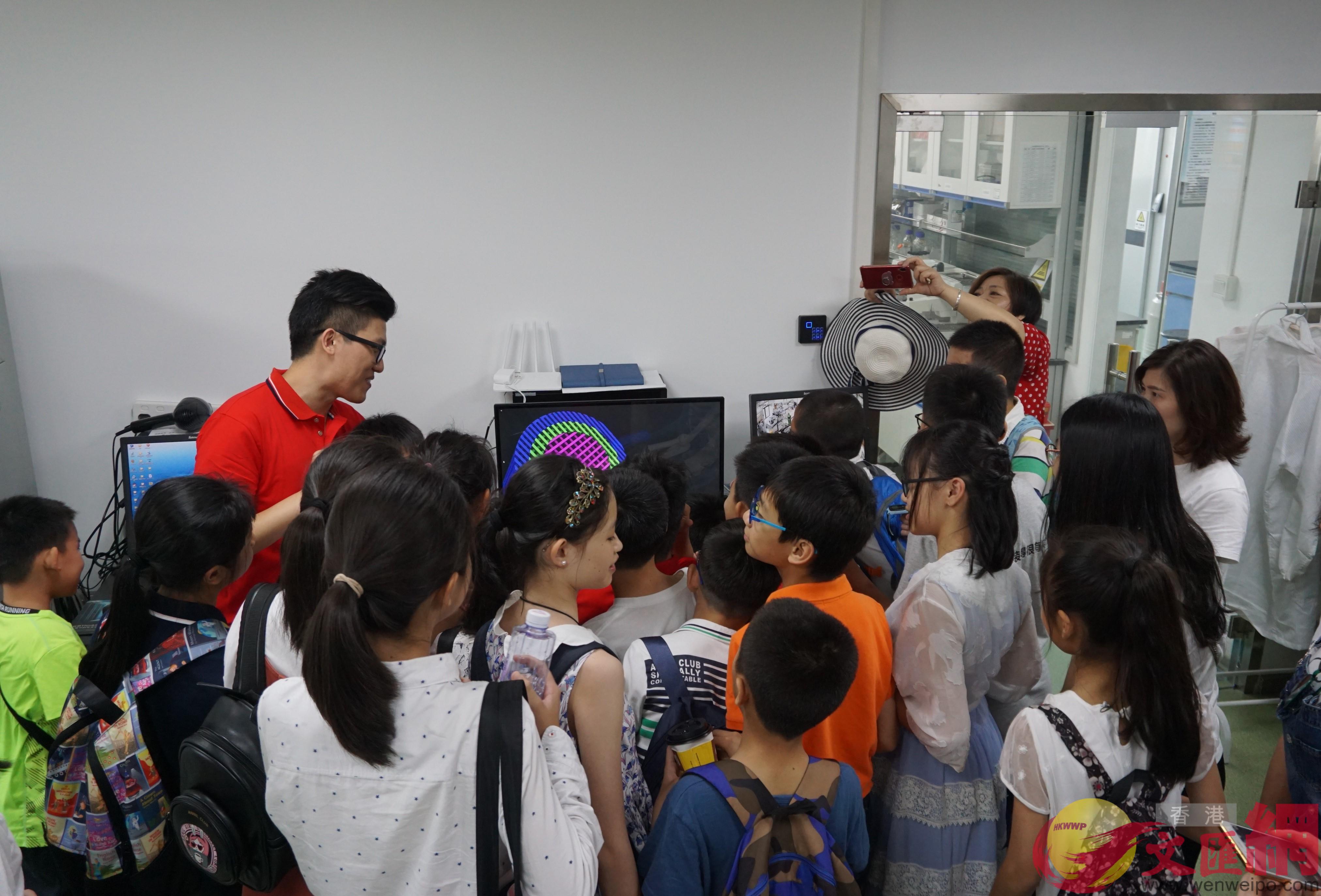 深圳先進院重點實驗室-3D打印骨材料開放市民參觀 ]記者 郭若溪攝^