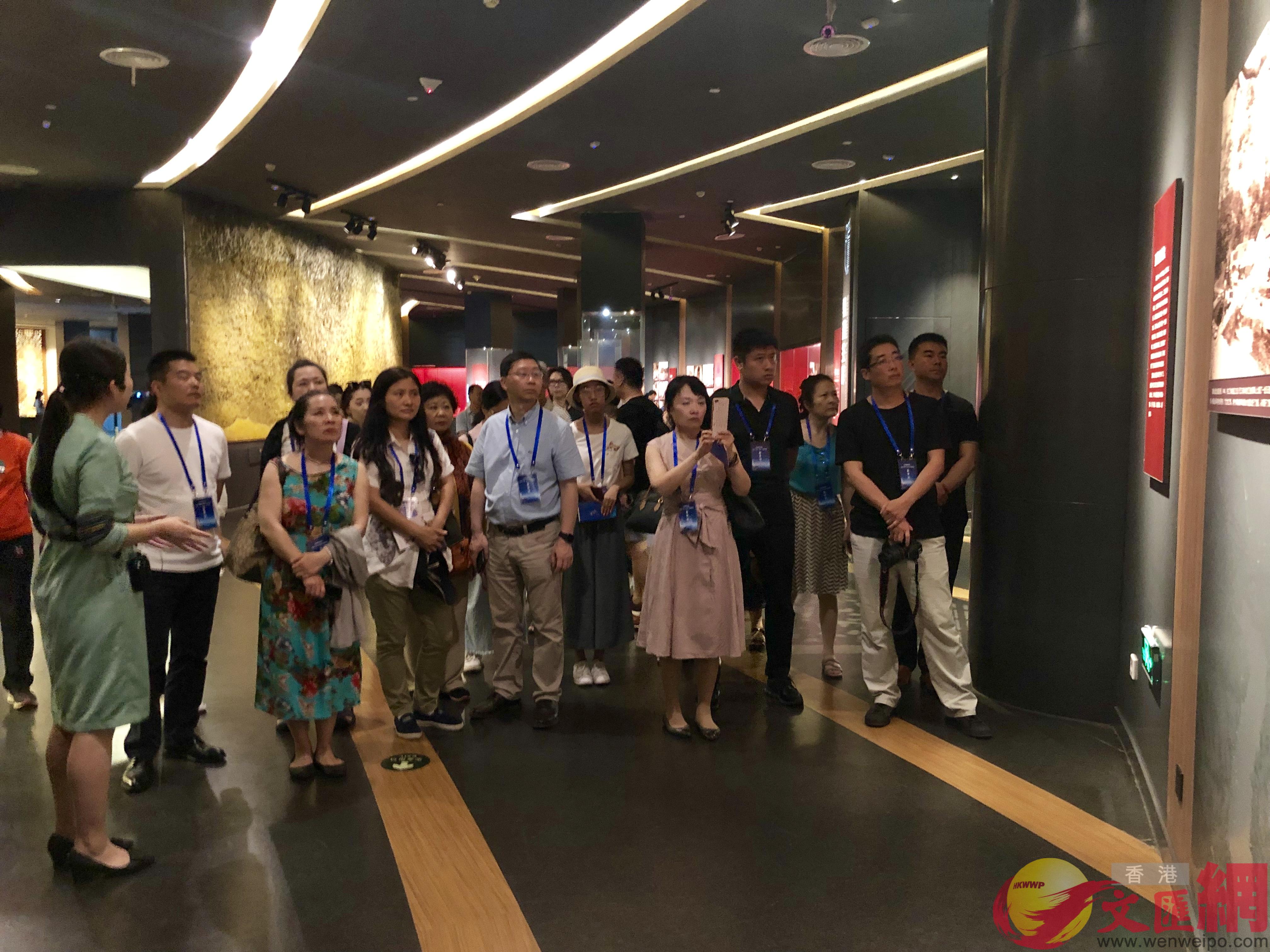 30家海外華文媒體參訪團聽取講解員介紹 大公文匯全媒體記者攝