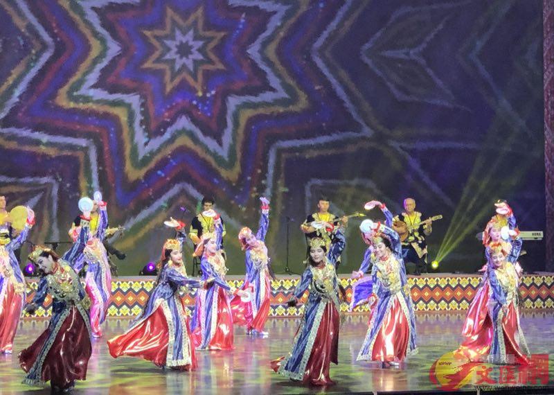 塔吉克斯坦文化日開幕式表演 大公文匯全媒體記者李理攝