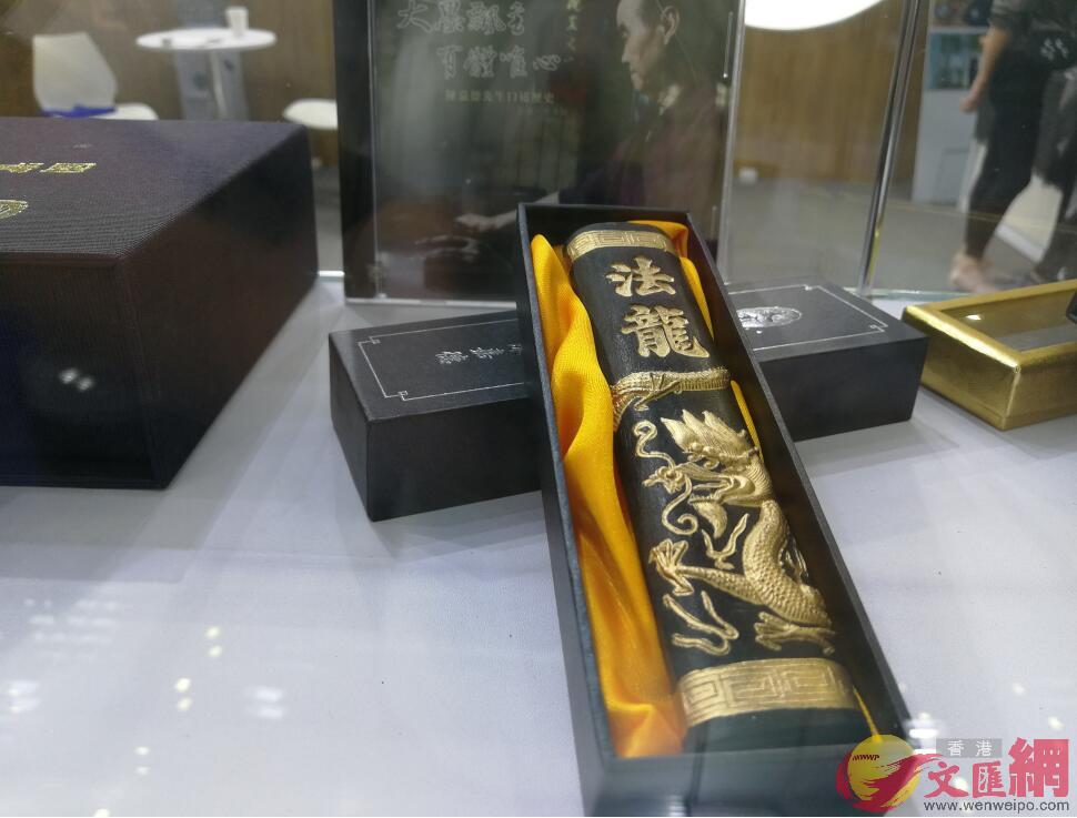 台灣手工松煙墨制墨大師陳嘉德將其親手製作的巨大墨條在台灣館公開展示(記者 黃仰鵬 攝)