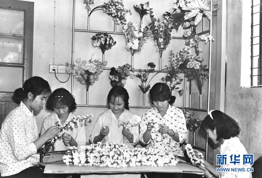 沙頭角鎮興辦的來料加工廠XX絲花廠的工人在製作絹花(資料照片)C新華社