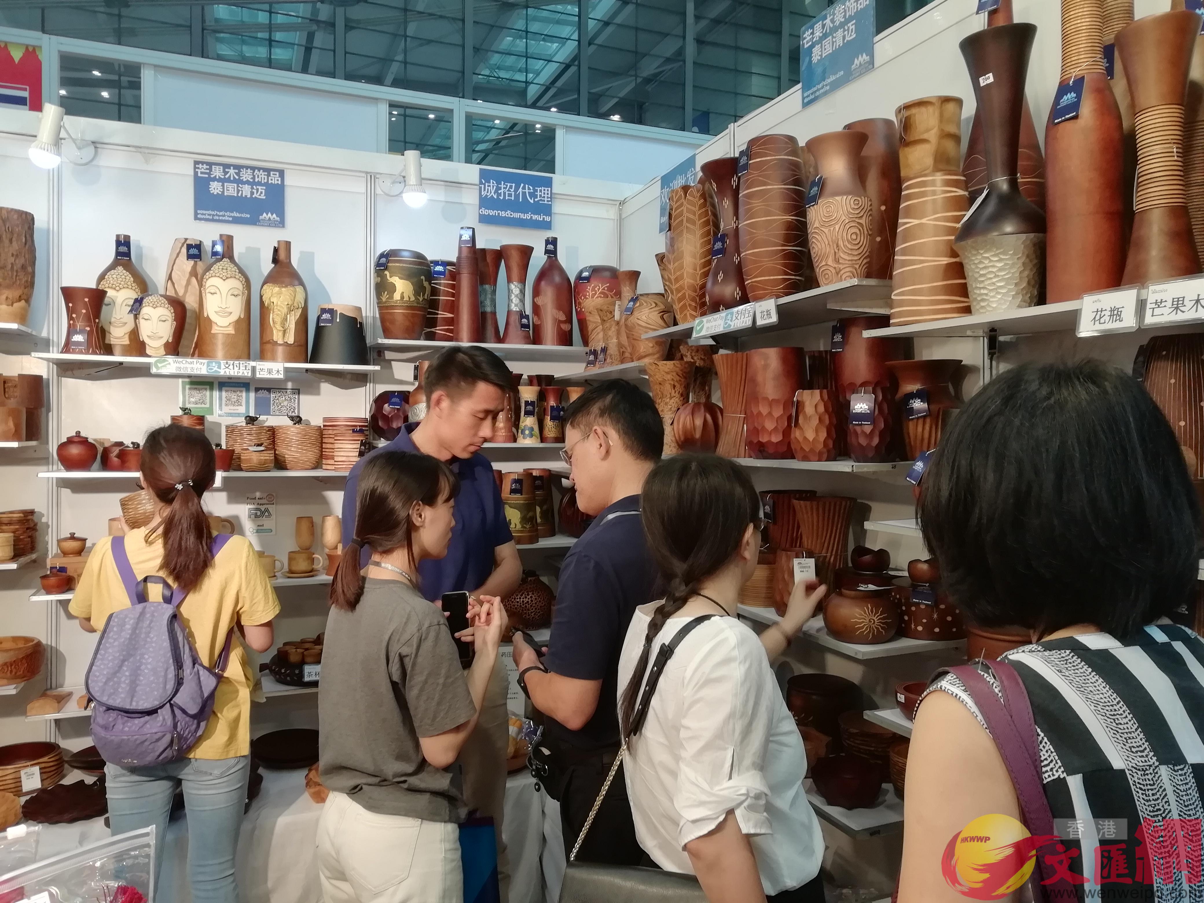 南京]後排左一^客商看好泰國手工藝品A準備大量訂購在長三角銷售(香港文匯網記者 李昌鴻 攝)