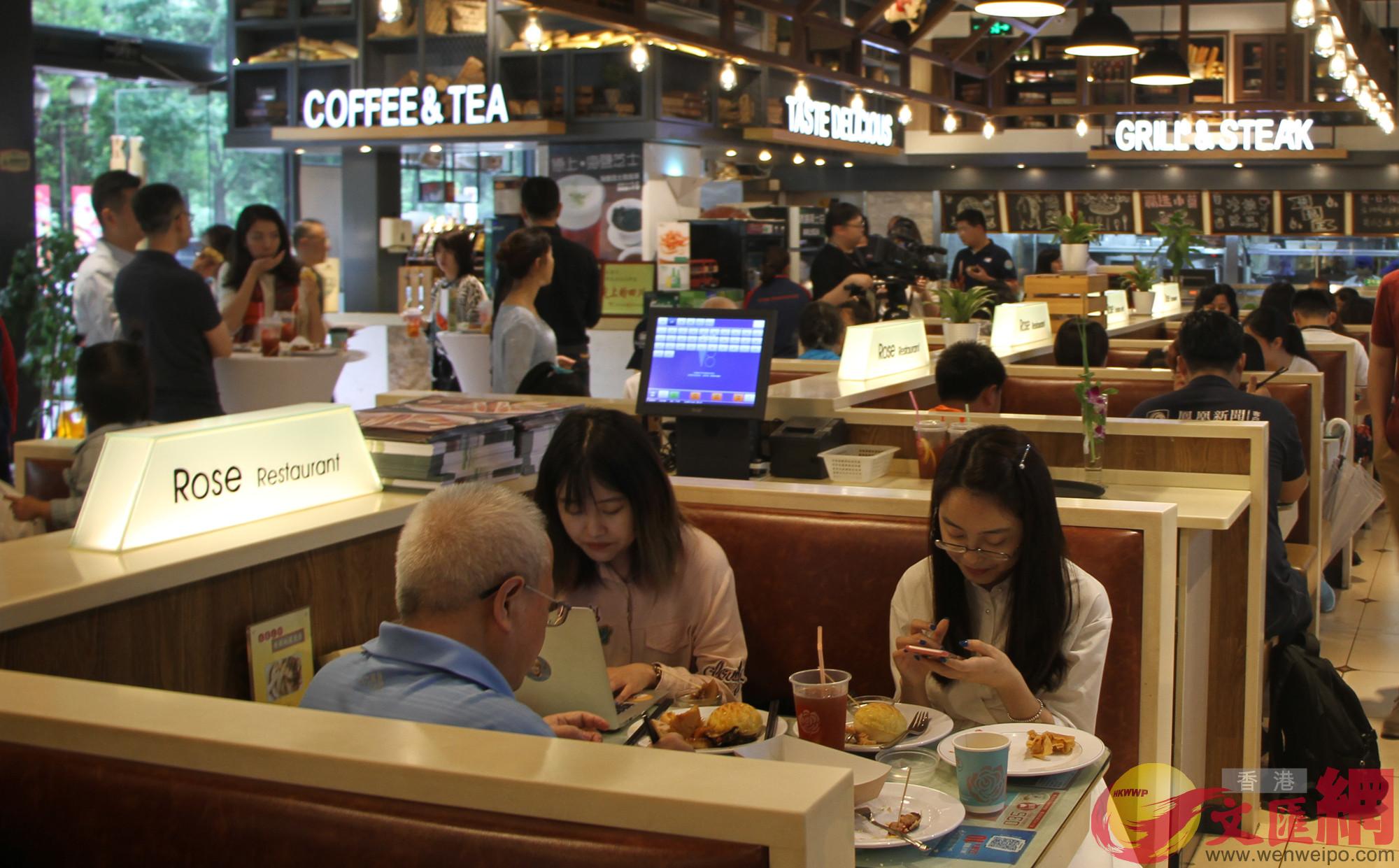 成都市民和遊客品香港美食C(記者 李兵 攝)