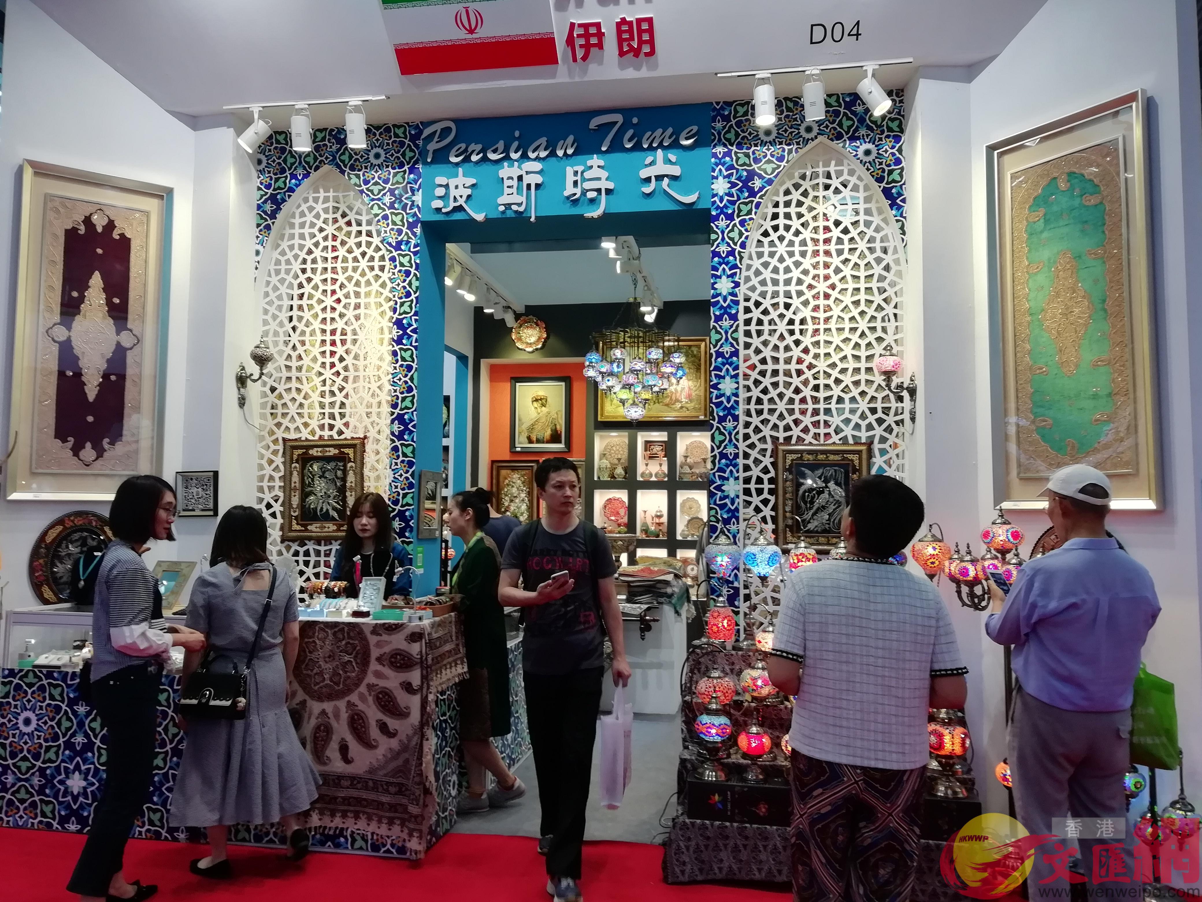 伊朗的波斯毯和燈具等受到中國中高端消費者青睞，許多人紛紛訂購毯子。 記者 李昌鴻 攝