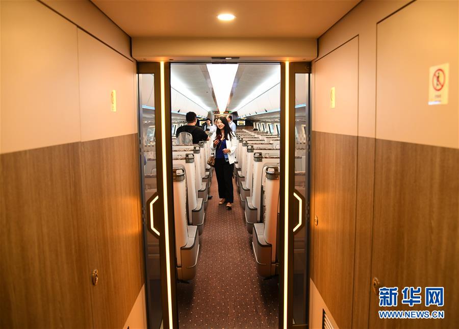 5月23日A參觀人員在時速600公里高速磁浮試驗樣車上參觀C新華社