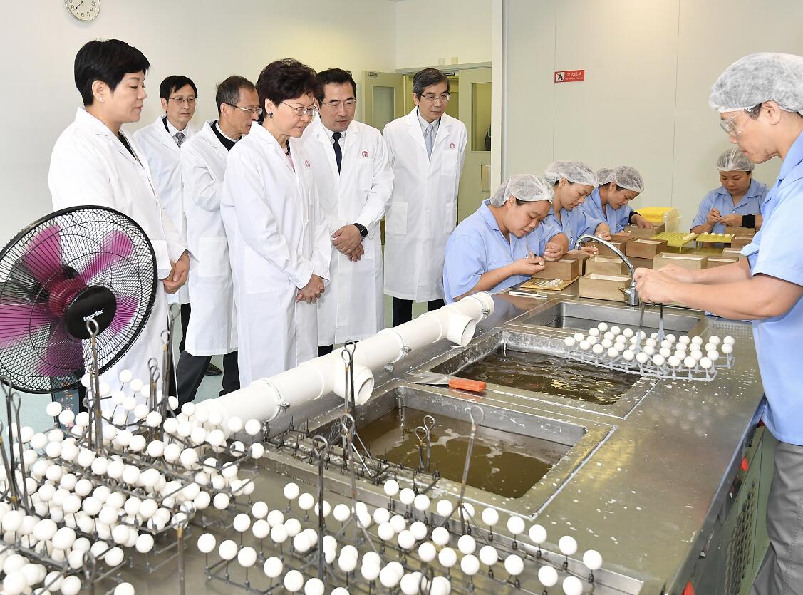 林鄭月娥]前排左二^參觀了解中藥製品製作過程