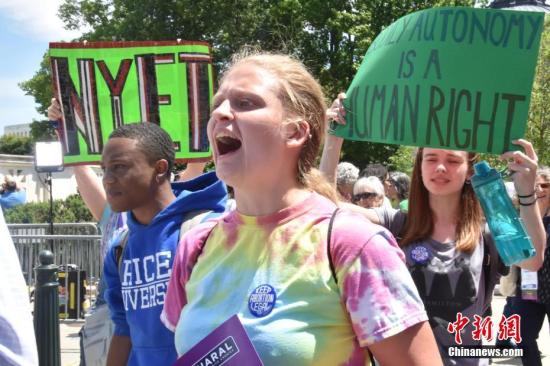 當地時間5月21日A數百名抗議者聚集在位於華盛頓的美國聯邦最高法院門前A抗議近期美國多個州通過的禁止墮胎法令C中新社