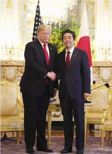 5月27日A日本首相安倍晉三]右^在東京會見訪問日本的美國總統特朗普C新華社