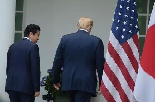 2018年6月7日A在美國華盛頓白宮A美國總統特朗普(右)與到訪的日本首相安倍晉三共同會見記者後離開C新華社