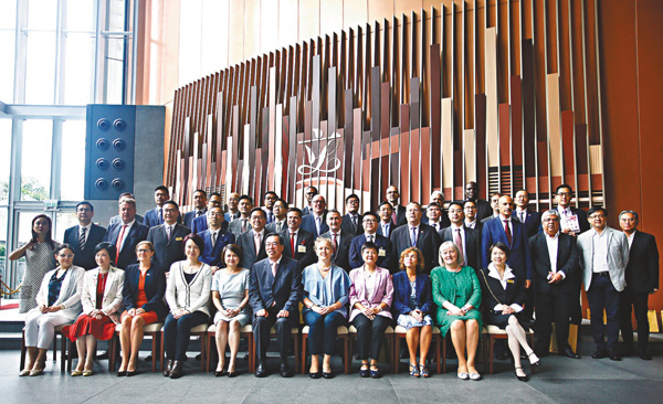 香港立法會議員昨日與駐港各國總領事及名譽領事午宴C