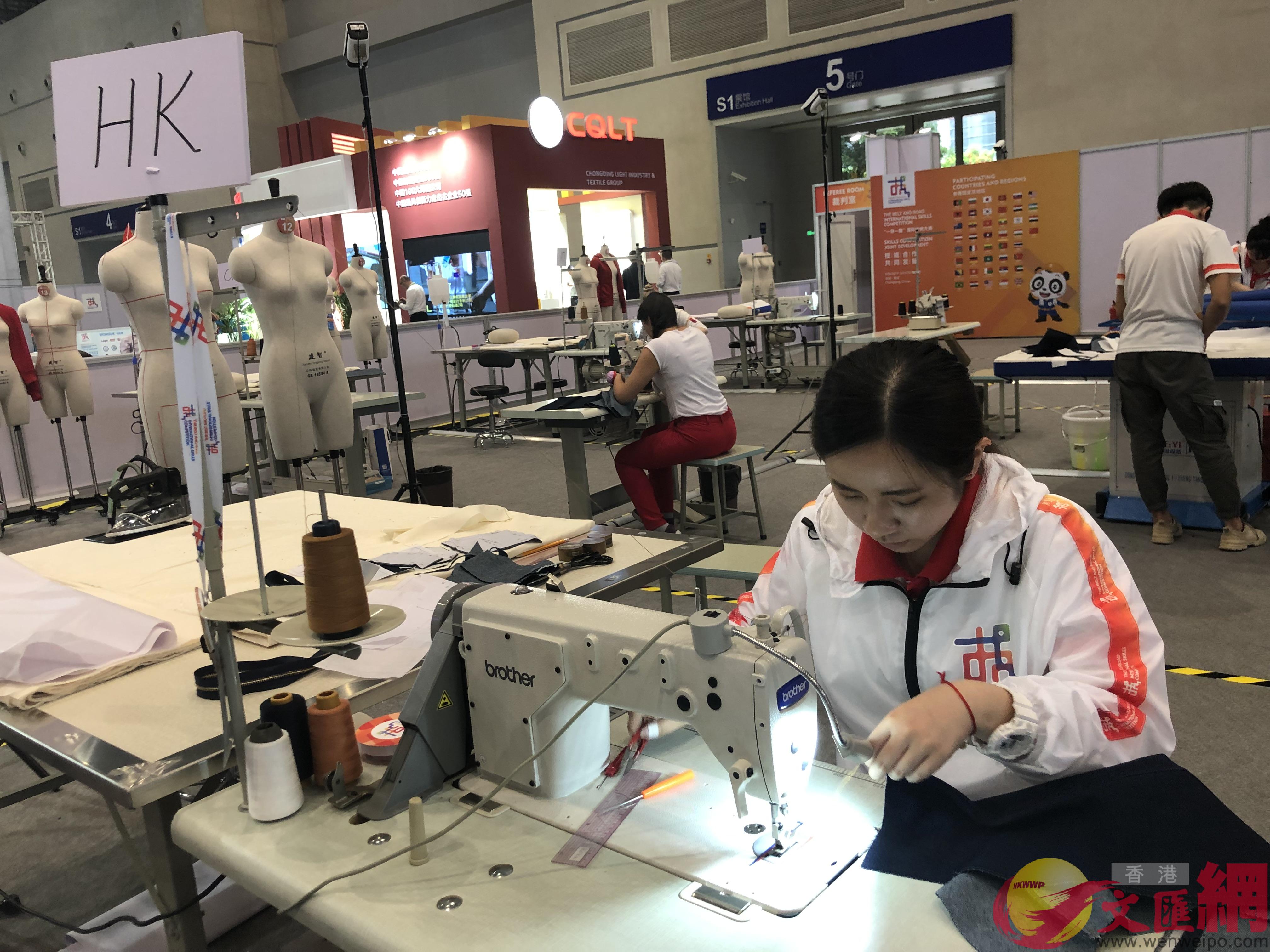 來自香港的選手Ng Pui Yu正在用縫紉機為衣料壓線]記者 張蕊 攝^