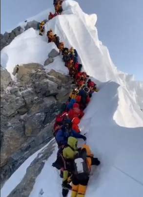 登山者在排隊(圖源G社交媒體)