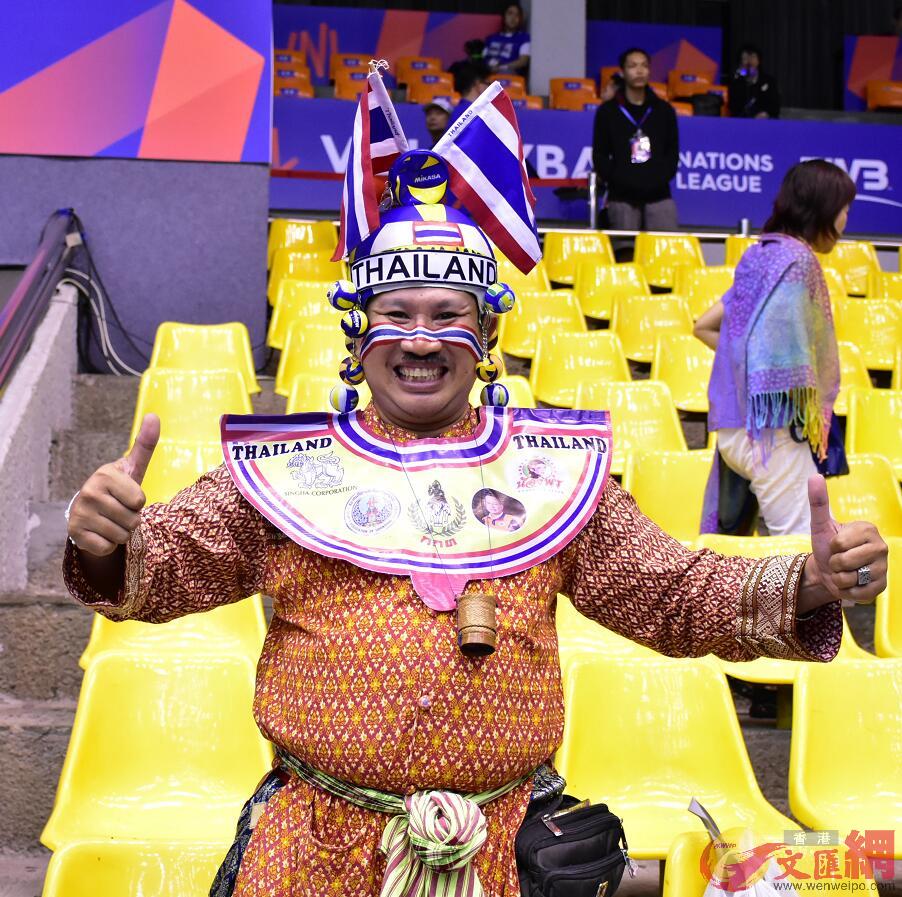 泰國球迷穿着該國傳統服飾為泰國隊打氣助威C大公文匯全媒體記者張銳攝