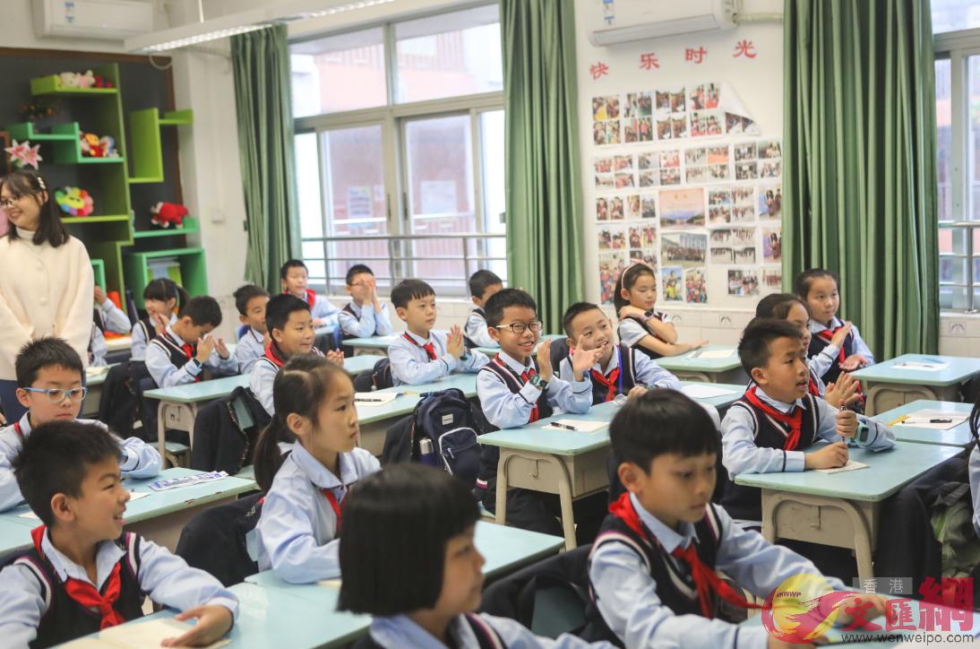 廣州開設首家民辦港澳子弟班A香港學童在穗入學有更多選擇C]記者 敖敏輝 攝^