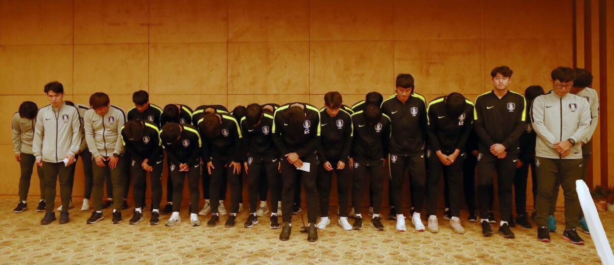 韓國隊在成都召開新聞通氣會A就韓國隊員侮辱u熊貓杯v賽事獎杯行為致歉C新華社