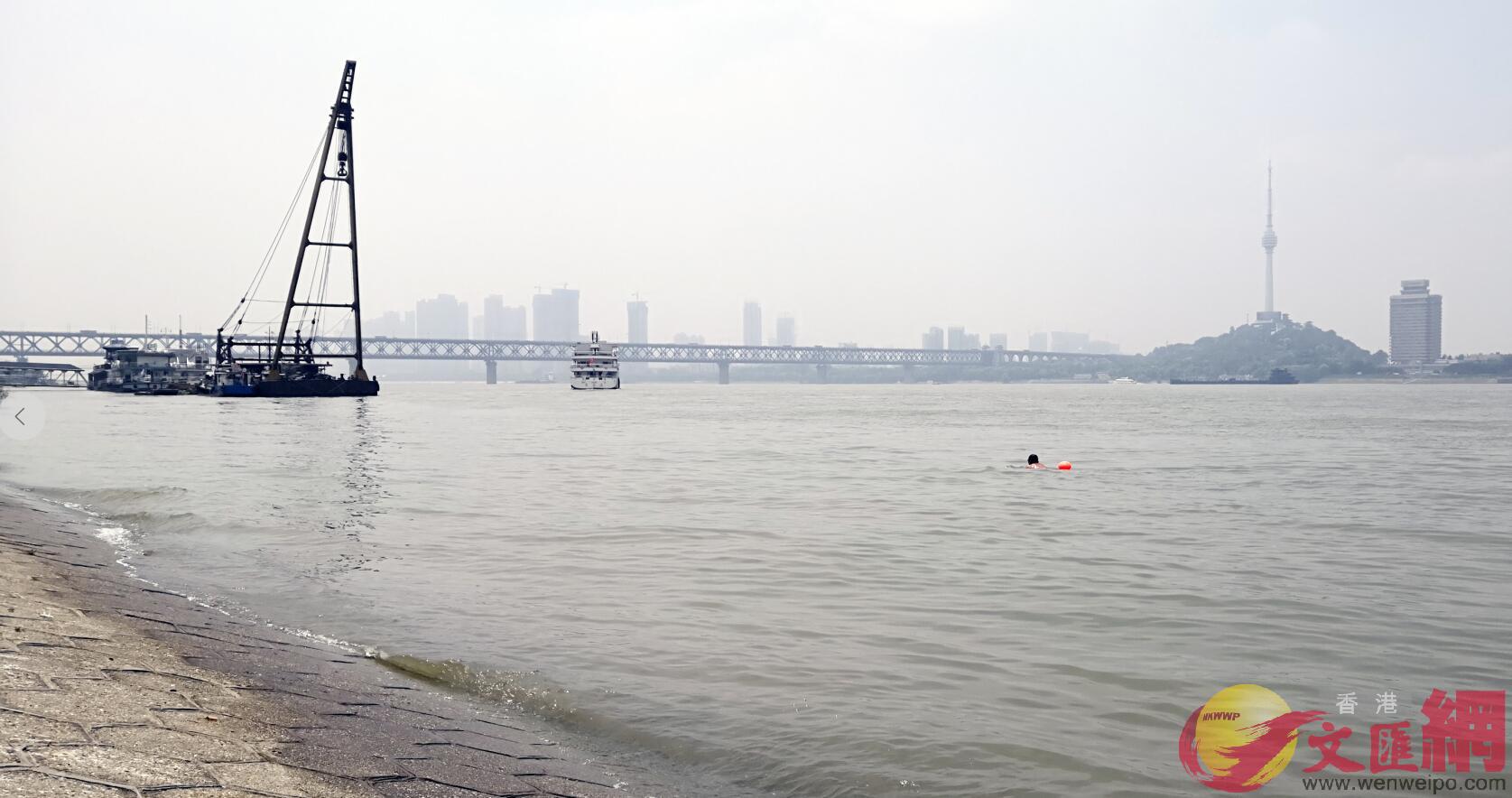 武漢江段水位明顯上漲A江面寬闊A31日中午一位市民在長江上游泳(記者鄒珍貴 攝)