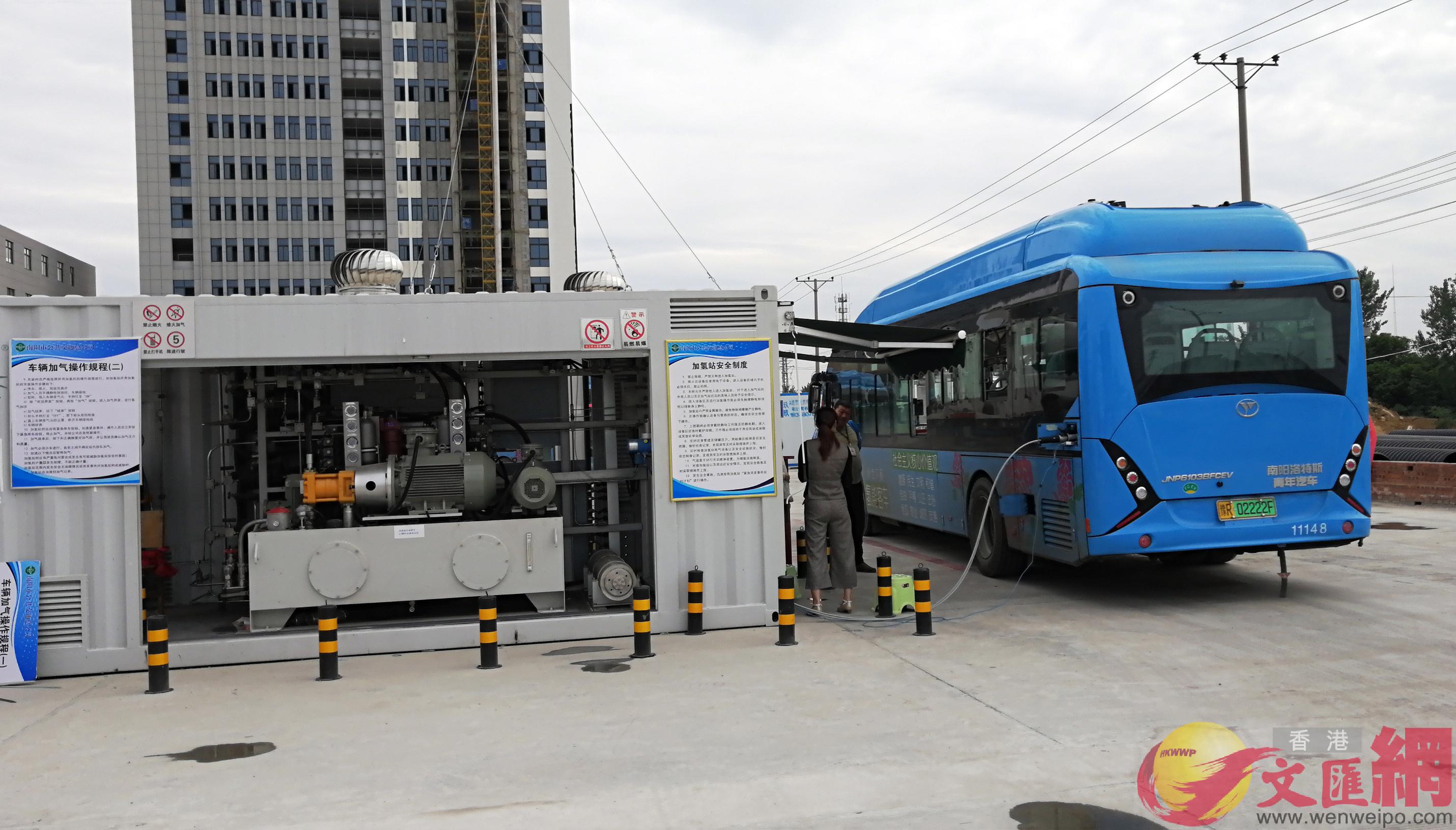 正在公交樞紐站加氫的氫能源公交車 (馮雷 攝) 