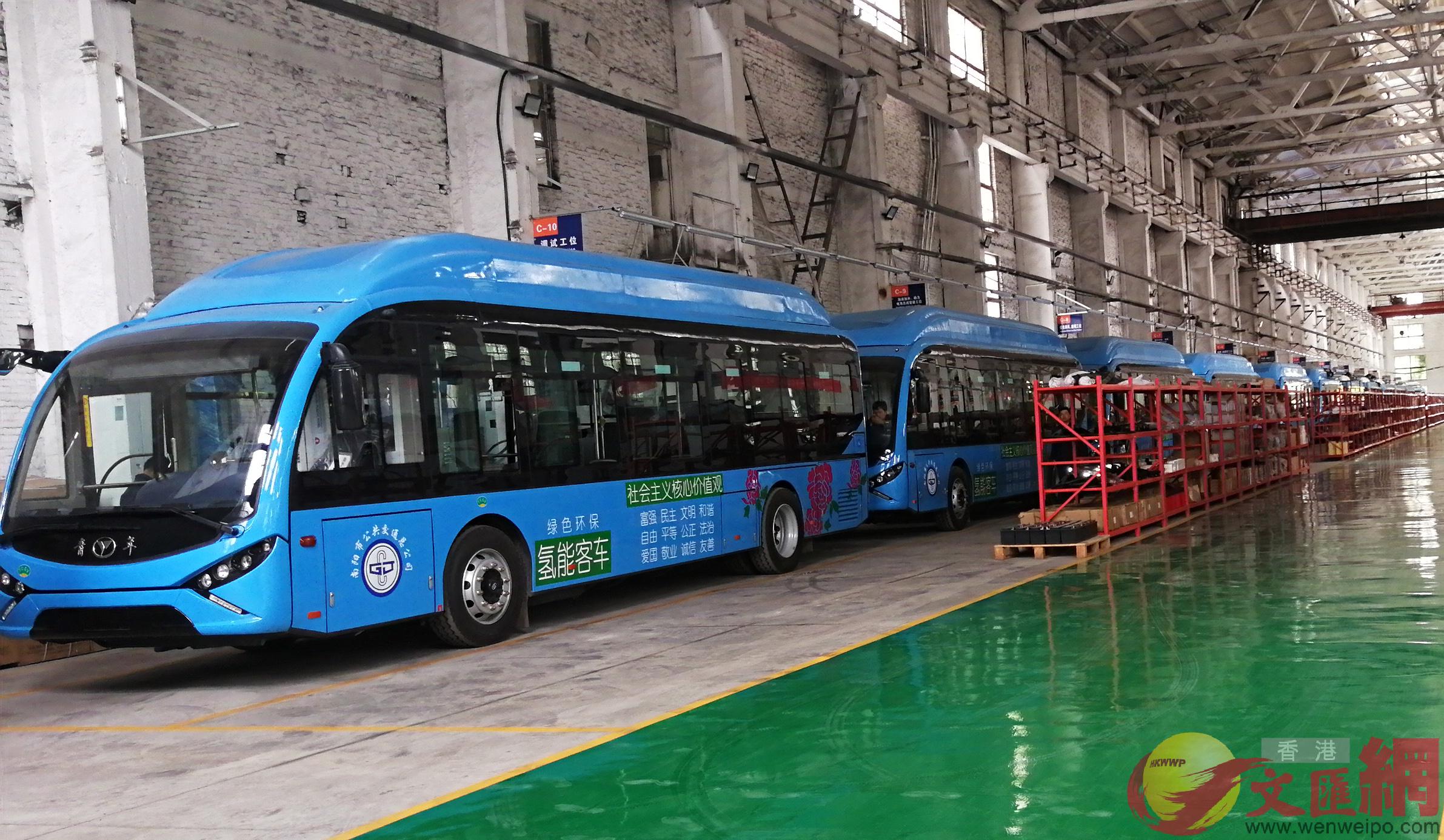 車間內的氫能源公交車 (馮雷 攝) 
