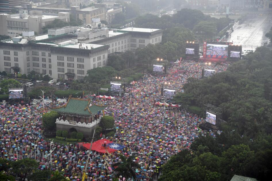 數以萬計的韓國瑜支持者聚集在台北市凱達格蘭大道A舉辦力挺韓國瑜決戰2020造勢活動C台灣u中央社v