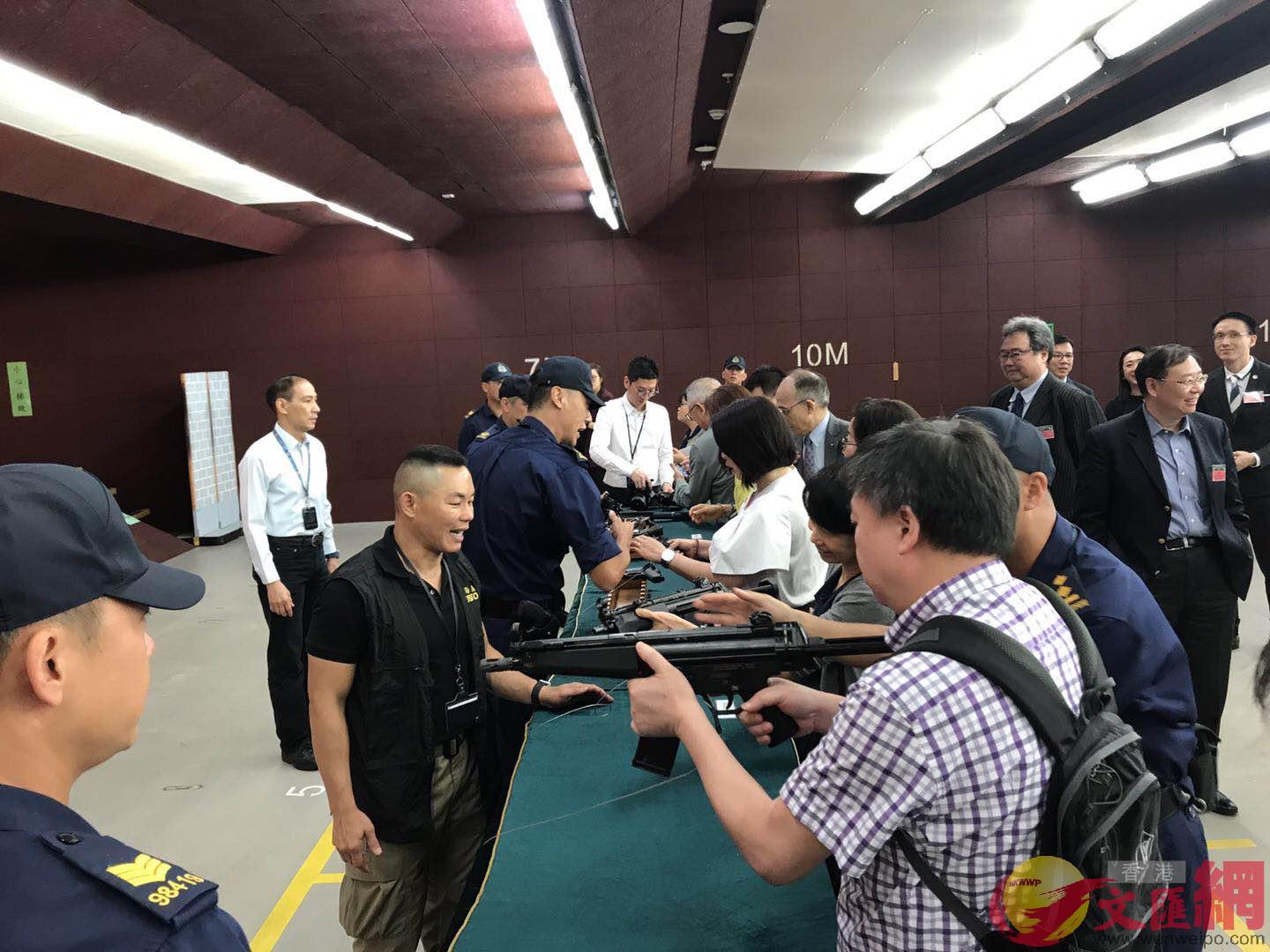 海關大樓室內練靶場A來賓可執起真實衝鋒槍拍照C全媒體記者陳卓康 攝