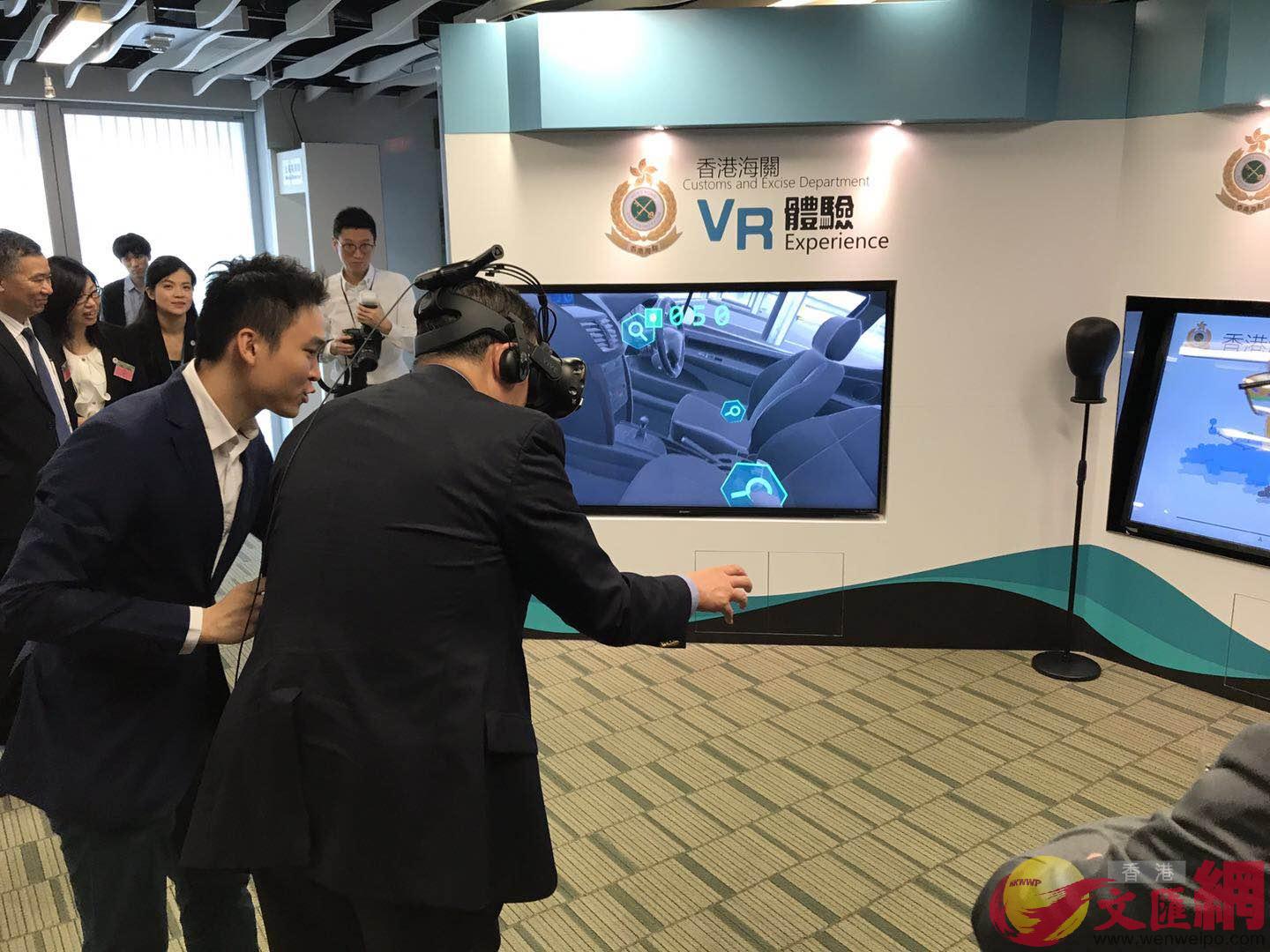 展覽廳設有VR遊戲A玩家模擬在港珠澳大橋車輛檢查站搜查可疑車輛C全媒體記者陳卓康 攝