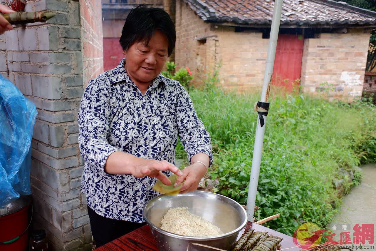 當地居民手工製作糯米粽