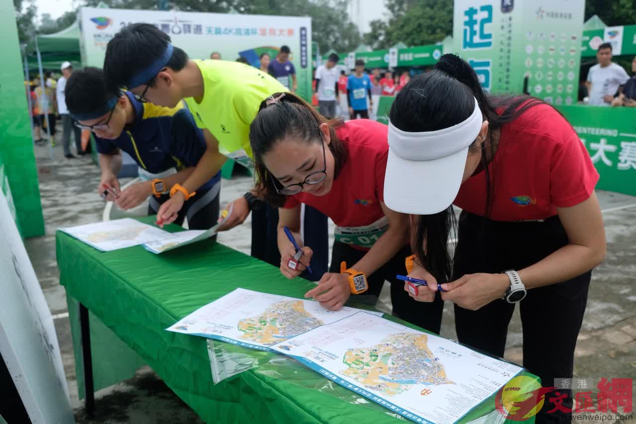 古驛道定向大賽參賽者在起跑點做賽前準備