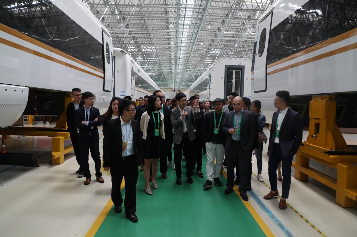 在中車長春客車軌道有限公司，香港創業者們參觀高鐵製作過程。 