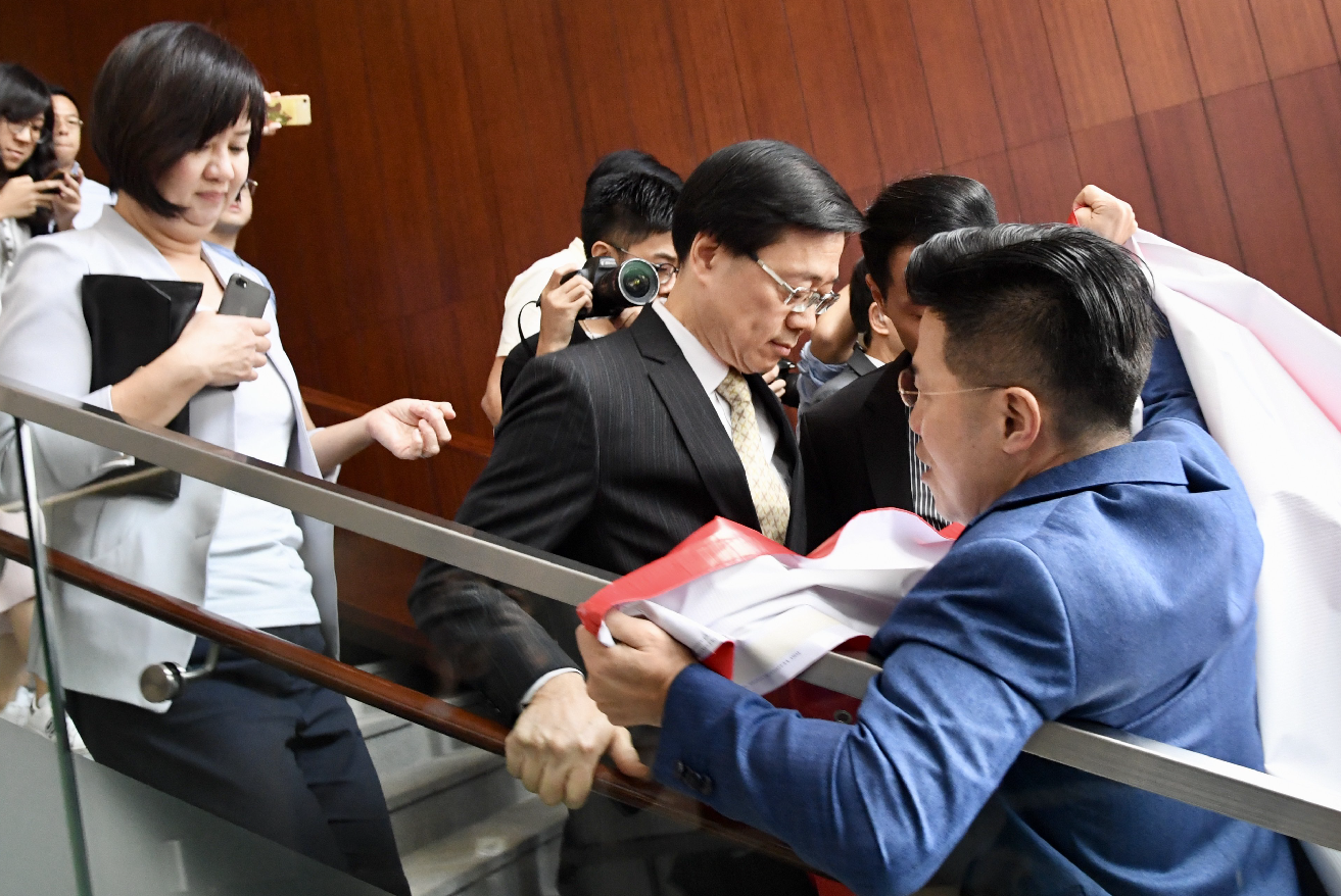 香港立法會多名反對派議員一度包圍保安局局長李家超]中新社^