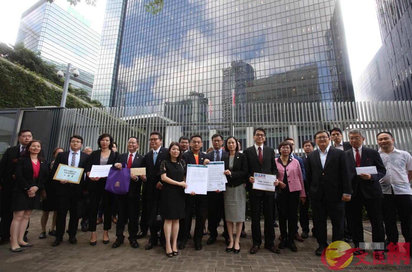 近20個法律團體聲明A支持修例C圖為團體展示聲明書C香港文匯報記者 劉國權 攝 