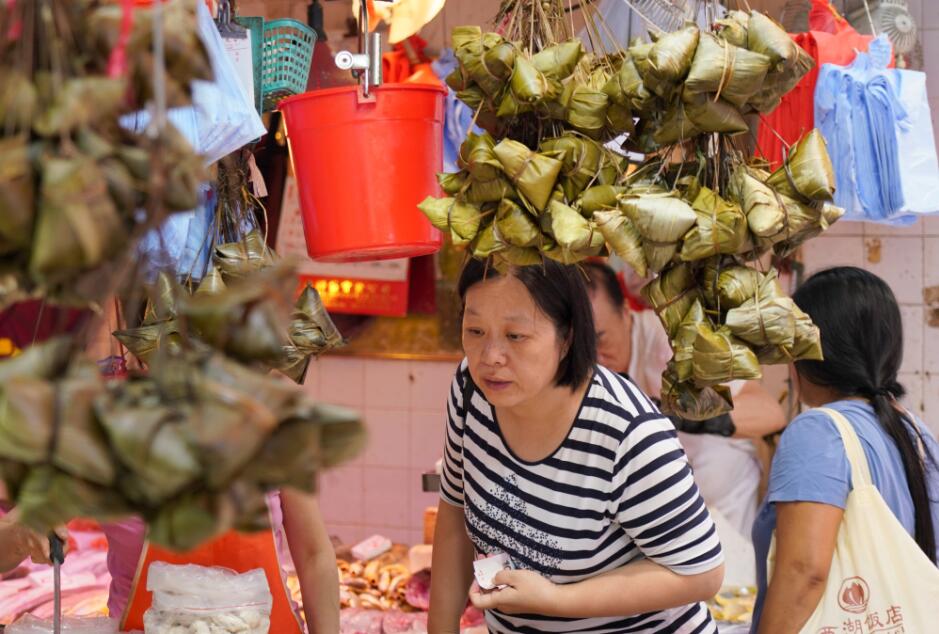 端午節前一天，香港市民在北角春秧街市場購買粽子等過節食品。中新社