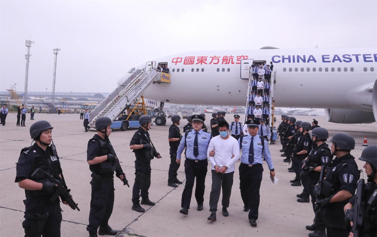 6月7日7時許A94名實施電信詐騙的台灣地區犯罪嫌疑人被中國公安機關從西班牙押解回中國大陸(新華社)