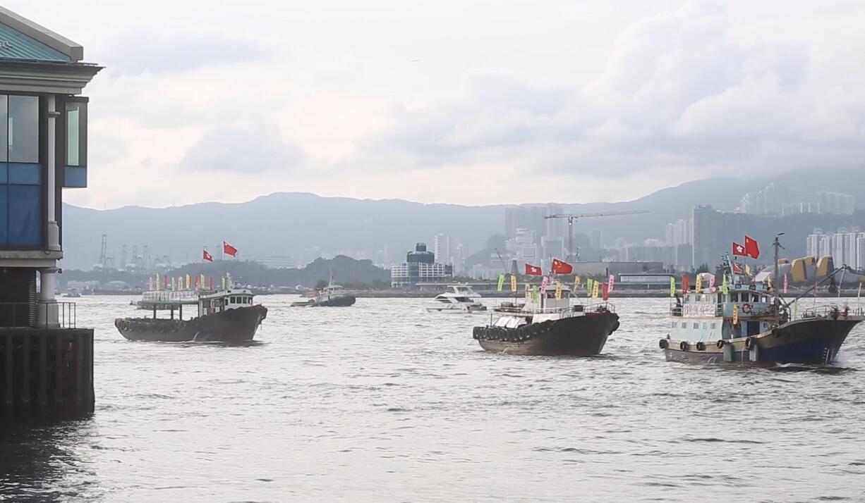 香港漁民團體於維多利亞港進行漁船巡遊A支持特區政府修訂m逃犯條例n(視頻截圖)