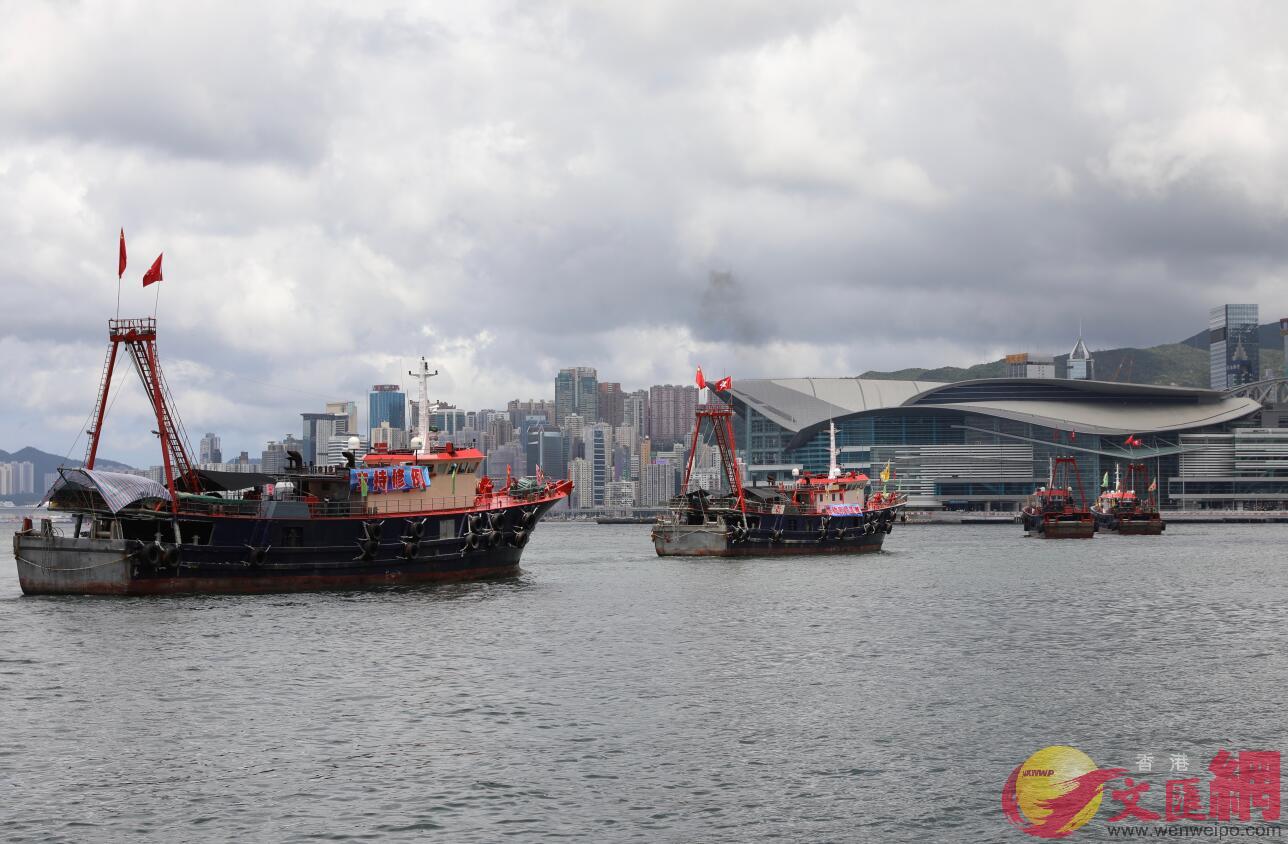 香港漁民團體聯會的漁船依次駛過維港