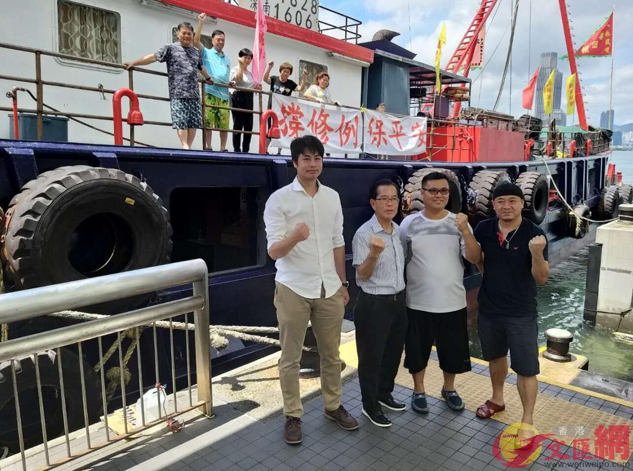 立法會議員何俊賢]前排左一^及漁船航行活動參與者合影
