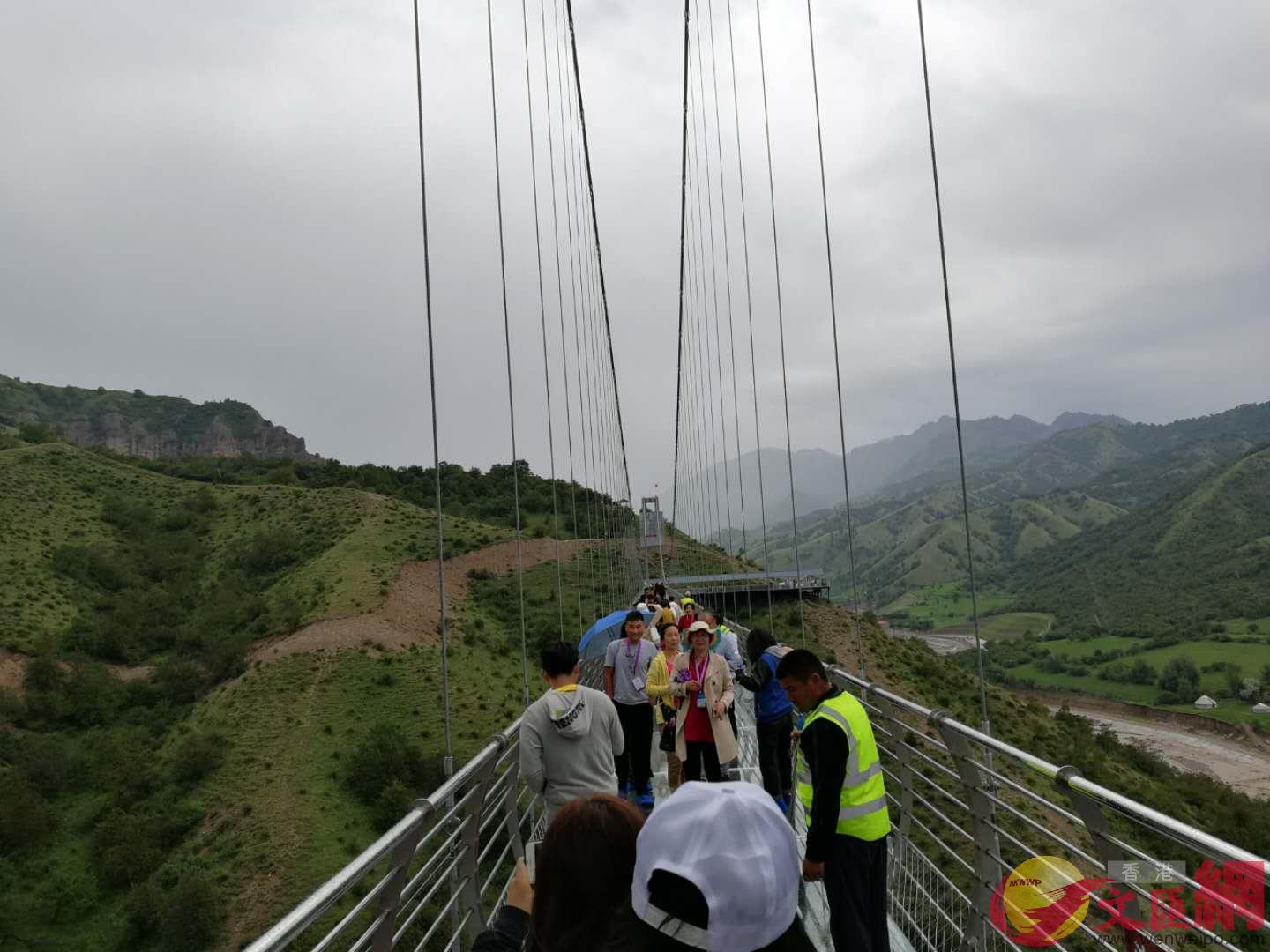 遊客在中華福壽山遊覽高空玻璃棧道 應江洪攝