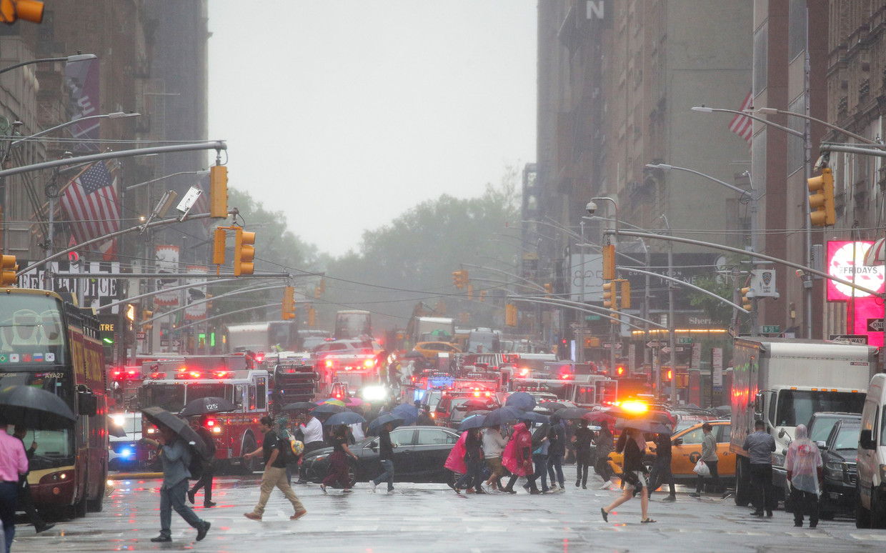 事故發生時紐約正下著大雨A大量警車B消防車和救護車將第七大道封鎖得水洩不通C(路透社)