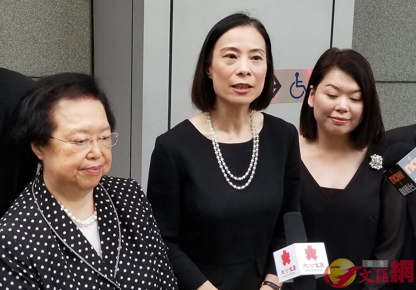 陳曼琪(中)表示A香港中律協嚴厲譴責衝擊立法會暴力行為A全力支持警隊嚴正執法