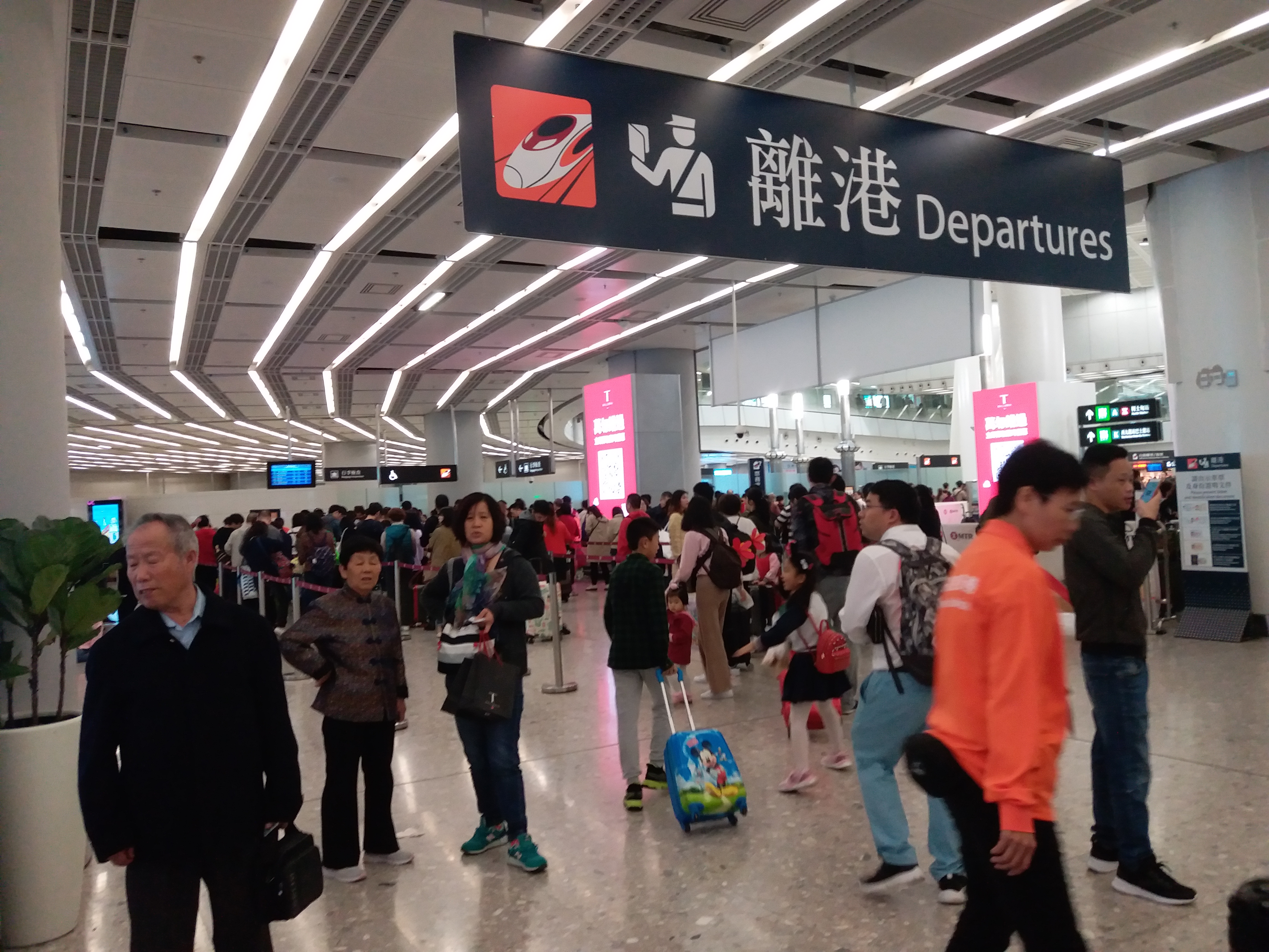 香港高鐵開往內地的長途列車將增至17對]大文全媒體資料圖^