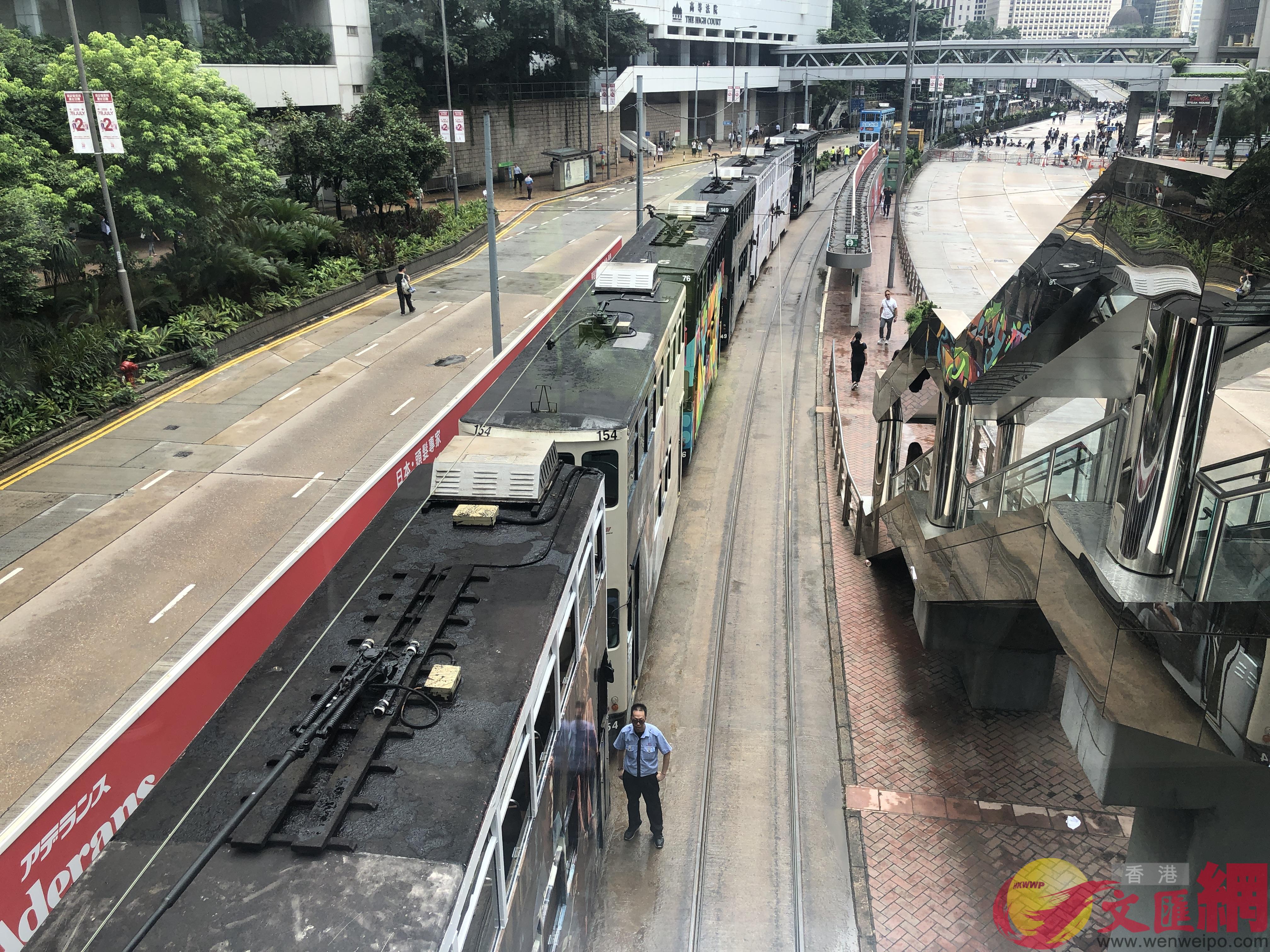 示威者阻塞交通A20余輛電車無法正常運營C]全媒體記者李湃豐攝^
