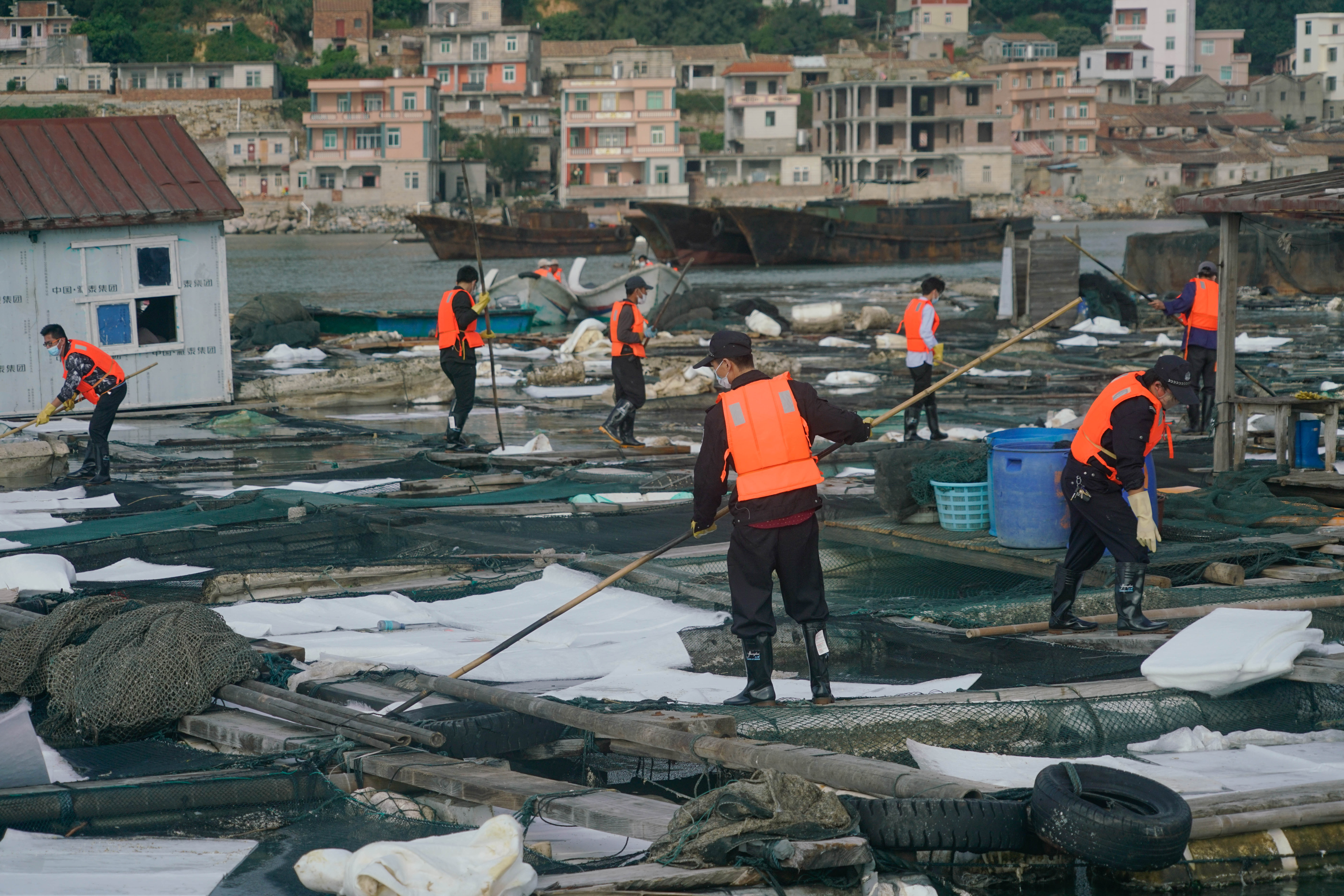 工作人員對受污染海域進行清理C新華社
