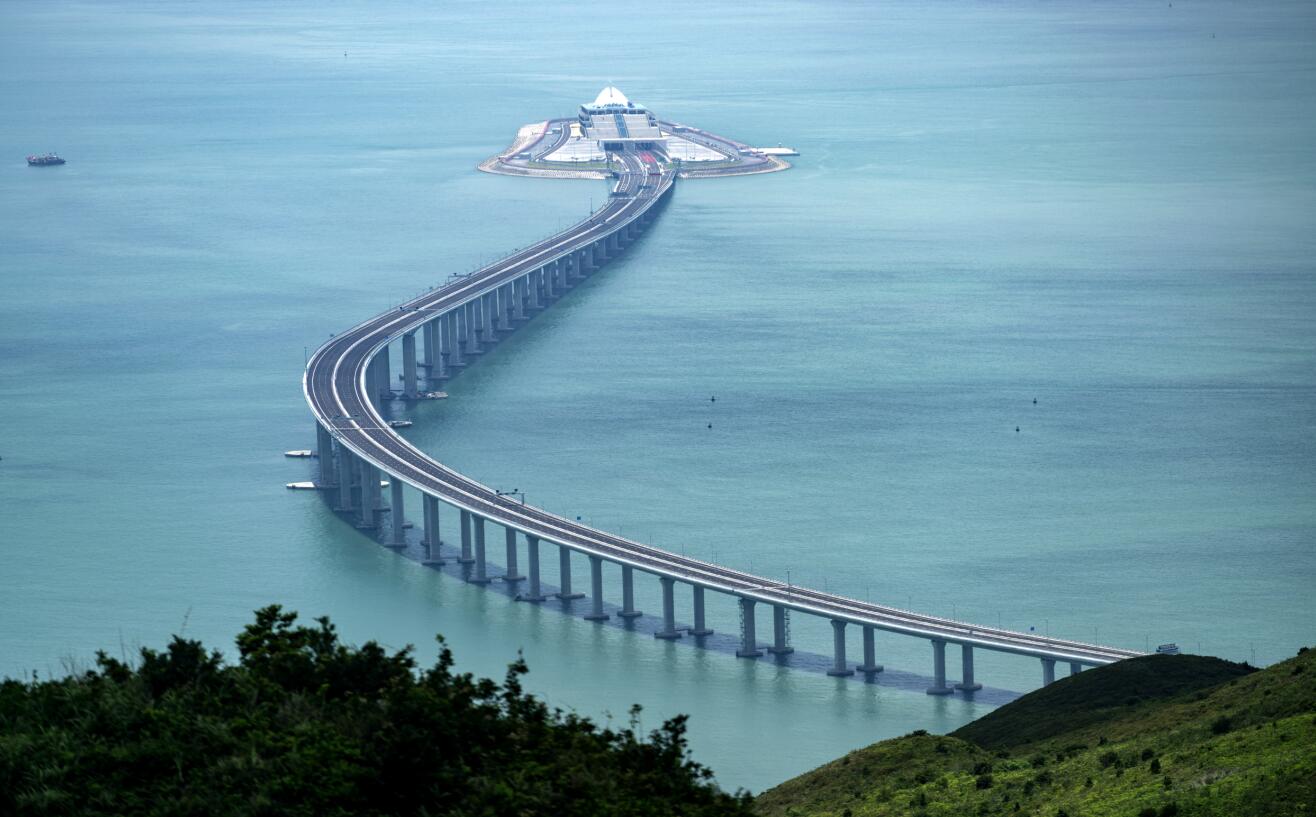 資料圖G從香港大嶼山遠眺港珠澳大橋香港連接線與東人工島C 中新社 