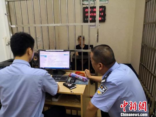 廣東連平警方正在審訊散佈災情的謠言者C連平警方供圖
